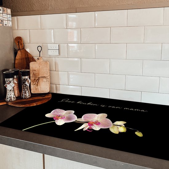 KitchenYeah® Inductie beschermer 91.6x52.7 cm - Quotes - Deze keuken is van mama - Bloemen - Roze - Moeder - Kookplaataccessoires - Afdekplaat voor kookplaat - Inductiebeschermer - Inductiemat - Inductieplaat mat