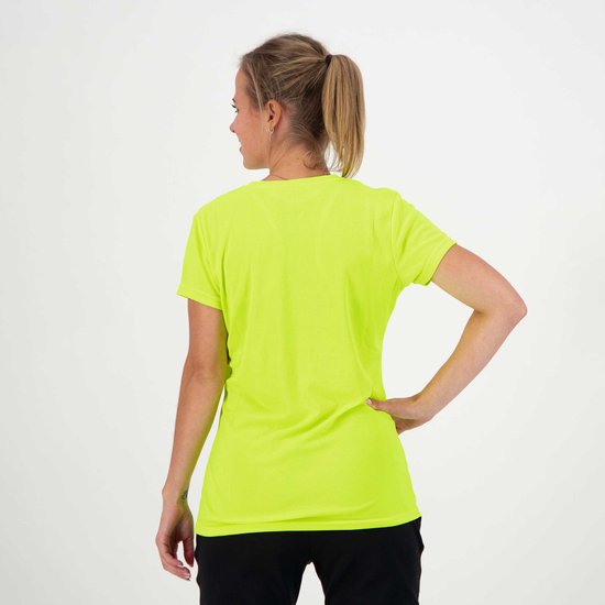Achterkant van een fluo geel sportshirt met korte mouwen en V-hals, gedragen door een model.