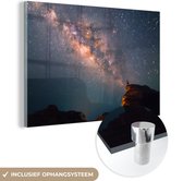 MuchoWow® Glasschilderij 30x20 cm - Schilderij acrylglas - Melkweg boven een berglandschap - Foto op glas - Schilderijen