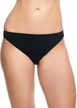 Zwarte tailleslip van Bamboo Basics, gedragen door een model. Met logo op de tailleband.