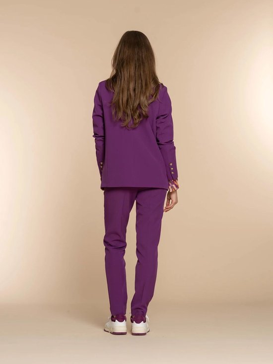 Paars Geisha blazer en broek gedragen door een model van achteren gezien. De blazer heeft goudkleurige knopen op de mouwen.