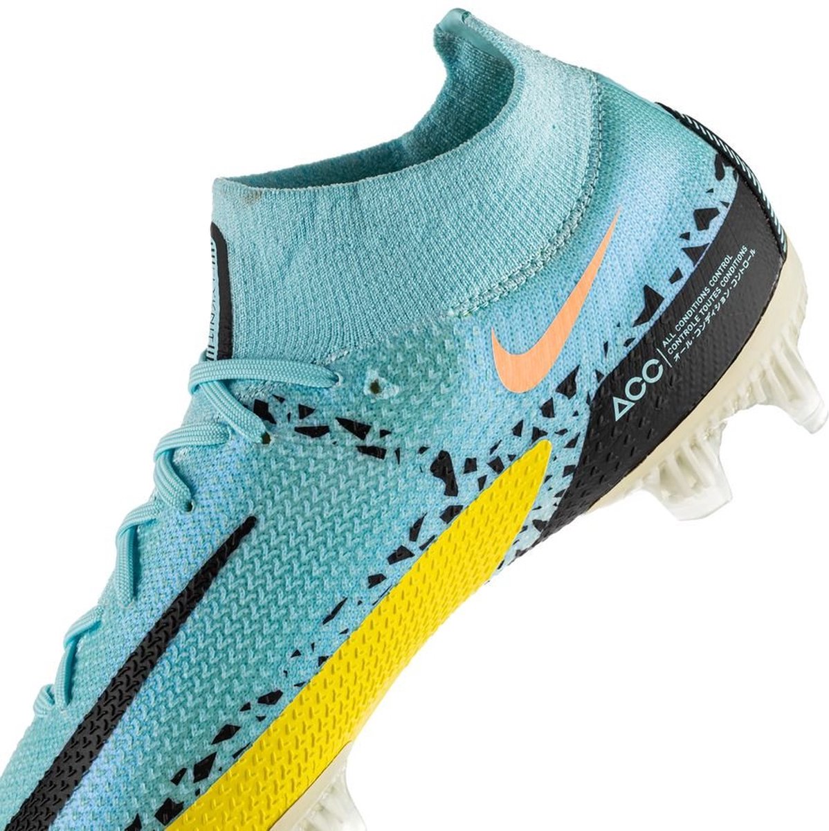 Nike Phantom GT Elite FG voetbalschoen in maat 44.5, met een lichtblauw bovenwerk en gele en zwarte accenten.