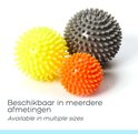 Gele, oranje en grijze stekelige massageballen in verschillende maten.