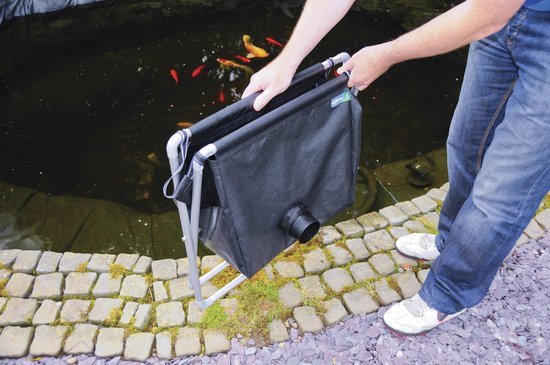 Man met een zwarte opvangzak bij een vijver.