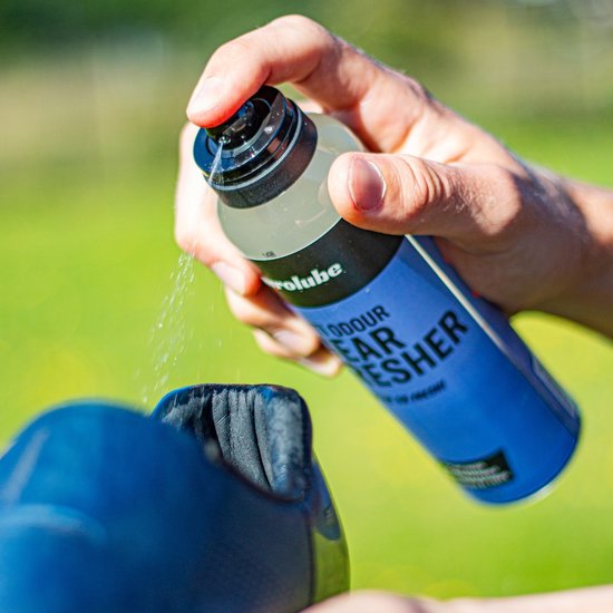 Hand spuit Airolube Anti Odour Gear Freshener in een blauwe sportschoen.