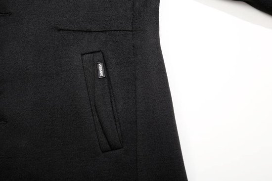Zij-aanzicht van een zwarte mantel met een zak op de heup en een zwart logo label van VERSANO.