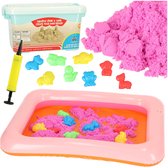 Playos® - Magisch Zand - 1 kg - in Emmer - Inclusief 8 vormpjes - Inclusief Zwembadje - Willekeurige kleur - Speelzand - Sensorisch Speelgoed - Montessori Speelgoed - Ontwikkelings Speelgoed - Jongens en Meisjes - Kinetisch Zand