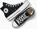 Zwarte Converse All Star Lift sneakers, een van de zijkant, de andere van bovenaf.