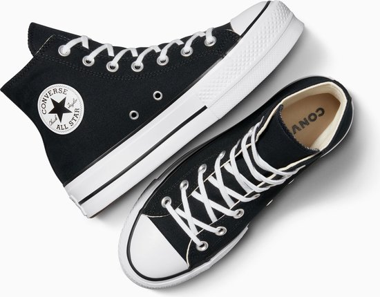 Zwarte Converse All Star Lift sneakers, een van de zijkant, de andere van bovenaf.