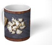 Mok - Parmezaanse kaas met olie op een broodplank - 350 ML - Beker - Uitdeelcadeautjes