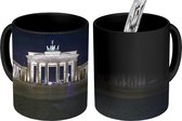 Magische Mok - Foto op Warmte Mok - Brandenburger Tor tijdens de nacht in Duitsland - 350 ML - Uitdeelcadeautjes