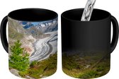 Magische Mok - Foto op Warmte Mok - De Aletschgletsjer met groene bomen op de voorgrond in Europa - 350 ML - Uitdeelcadeautjes