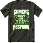 Gamers don't die T-shirt | Neon Groen | Gaming kleding | Grappig game verjaardag cadeau shirt Heren – Dames – Unisex | - Donker Grijs - S