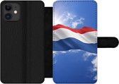 Bookcase Geschikt voor iPhone 12 Pro telefoonhoesje - De vlag van Nederland wappert in de lucht - Met vakjes - Wallet case met magneetsluiting