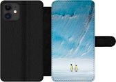 Bookcase Geschikt voor iPhone 12 Pro Max telefoonhoesje - Twee keizerpinguïns voor een ijsberg - Met vakjes - Wallet case met magneetsluiting