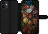 Bookcase Geschikt voor iPhone 12 telefoonhoesje - Festoen van vruchten en bloemen - Schilderij van Jan Davidsz. de Heem - Met vakjes - Wallet case met magneetsluiting