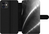 Bookcase Geschikt voor iPhone 12 Pro Max telefoonhoesje - Metaal print - Zilver - Zwart - Wit - Met vakjes - Wallet case met magneetsluiting