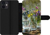 Bookcase Geschikt voor iPhone 12 telefoonhoesje - Vaas - Bloemen - Kleuren - Met vakjes - Wallet case met magneetsluiting