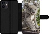Bookcase Geschikt voor iPhone 12 telefoonhoesje - Koala - Hout - Planten - Kids - Jongens - Meiden - Met vakjes - Wallet case met magneetsluiting