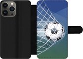 Bookcase Geschikt voor iPhone 13 Pro telefoonhoesje - Een illustratie van een voetbal in het net -Jongens - Meisjes - Kinderen - Met vakjes - Wallet case met magneetsluiting