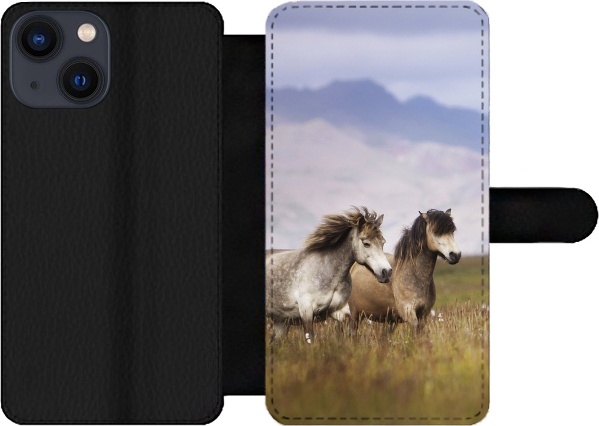 Telefoonhoesje Geschikt voor iPhone 13 Mini telefoonhoesje - Paarden - Gras - Bergen - Met vakjes - Wallet case met magneetsluiting