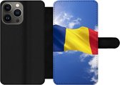 Bookcase Geschikt voor iPhone 13 Pro telefoonhoesje - De vlag van Roemenië wappert in de lucht - Met vakjes - Wallet case met magneetsluiting