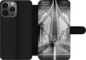 Bookcase Geschikt voor iPhone 13 Pro Max telefoonhoesje - Brooklyn brug tijdens de regen in zwart-wit - Met vakjes - Wallet case met magneetsluiting