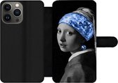 Bookcase Geschikt voor iPhone 13 Pro telefoonhoesje - Meisje met de parel - Vermeer - Blauw - Met vakjes - Wallet case met magneetsluiting