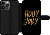 Bookcase Geschikt voor iPhone 13 Pro Max telefoonhoesje - Kerstmis - Goud - Quotes - Spreuken - Holly jolly - Met vakjes - Wallet case met magneetsluiting