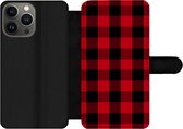 Bookcase Geschikt voor iPhone 13 Pro Max telefoonhoesje - Plaid - Zwart - Rood - Met vakjes - Wallet case met magneetsluiting