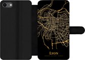 Bookcase Geschikt voor iPhone SE 2020 telefoonhoesje - Lyon - Kaart - Goud - Met vakjes - Wallet case met magneetsluiting