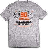 90 Jaar Legend - Feest kado T-Shirt Heren / Dames - Antraciet Grijs / Oranje - Perfect Verjaardag Cadeau Shirt - grappige Spreuken, Zinnen en Teksten. Maat M