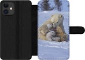 Bookcase Geschikt voor iPhone 11 telefoonhoesje - IJsberen - Sneeuw - Wit - Met vakjes - Wallet case met magneetsluiting