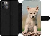 Bookcase Geschikt voor iPhone 11 Pro Max telefoonhoesje - Wolf - Kind - Hout - Met vakjes - Wallet case met magneetsluiting