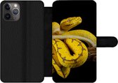 Bookcase Geschikt voor iPhone 11 Pro telefoonhoesje - Slang - Tak - Geel - Met vakjes - Wallet case met magneetsluiting