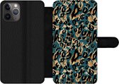 Bookcase Geschikt voor iPhone 11 Pro telefoonhoesje - Panterprint - Zwart - Bruin - Turquoise - Met vakjes - Wallet case met magneetsluiting