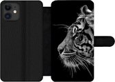 Bookcase Geschikt voor iPhone 11 telefoonhoesje - Tijger op zwarte achtergrond in zwart-wit - Met vakjes - Wallet case met magneetsluiting