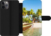 Telefoonhoesje Geschikt voor iPhone 11 Pro telefoonhoesje - Strand - Kajak - Zomer - Met vakjes - Wallet case met magneetsluiting
