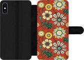 Bookcase Geschikt voor iPhone XS telefoonhoesje - Design - Bloemen - Hippie - Retro - Met vakjes - Wallet case met magneetsluiting