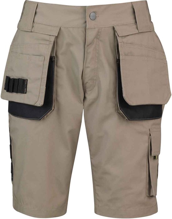 Short cargo beige vu de face, avec de nombreuses poches et renforts noirs.