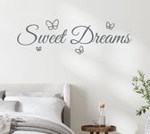 Stickerheld - Muursticker Sweet dreams met vlinders - Slaapkamer - Droom zacht - Lekker slapen - Engelse Teksten - Mat Donkergrijs - 40.2x131.3cm