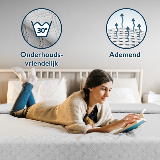 Vrouw leest op een lichtgrijs bed met een sprei. Onderhoudsvriendelijk en ademend.