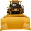 Vooraanzicht van gele CAT D9T bulldozer met schuifblad, getoond op witte achtergrond.