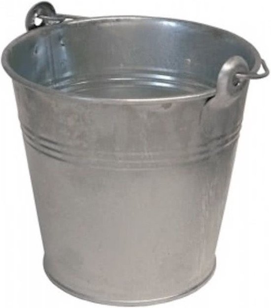 Zinken emmer met twee handvat-ringen en een gebogen handvat.