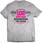 102 Jaar Legend - Feest kado T-Shirt Heren / Dames - Antraciet Grijs / Roze - Perfect Verjaardag Cadeau Shirt - grappige Spreuken, Zinnen en Teksten. Maat M