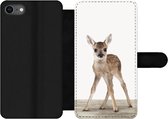 Bookcase Geschikt voor iPhone SE 2020 telefoonhoesje - Hert - Baby hert - Dieren - Meisjes - Jongens - Kinderen - Met vakjes - Wallet case met magneetsluiting