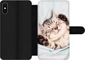 Bookcase Geschikt voor iPhone XS telefoonhoesje - Kitten - Grappig - Bed - Kinderen - Jongens - Meisjes - Kids - Met vakjes - Wallet case met magneetsluiting