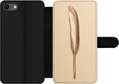 Bookcase Geschikt voor iPhone SE 2020 telefoonhoesje - Goud geverfde veer op een gouden achtergrond - Met vakjes - Wallet case met magneetsluiting