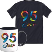 95 Jaar Vrolijke Verjaadag T-shirt met mok giftset Zwart | Verjaardag cadeau pakket set | Grappig feest shirt Heren – Dames – Unisex kleding | Koffie en thee mok | Maat M
