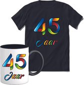 45 Jaar Vrolijke Verjaadag T-shirt met mok giftset Zwart | Verjaardag cadeau pakket set | Grappig feest shirt Heren – Dames – Unisex kleding | Koffie en thee mok | Maat L